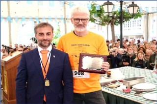 El Alcalde de Cabranes entregando el grano de oro aa Lennart Koch presidente de la Asociacin Galbn