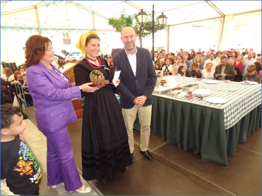 Cofio con la concejala cabranesa, M Mercedes Iglesias, y la ganadora del Festival, Mara Jos Hevia.