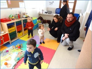 El presidente del Principado, Adrin Barbn, y su Consejera de Educacin, Lydia Espina (agachados), en su visita a la escuelina de Santa Eulalia el 10 de febrero de 2023. | EL ECO, Archivo