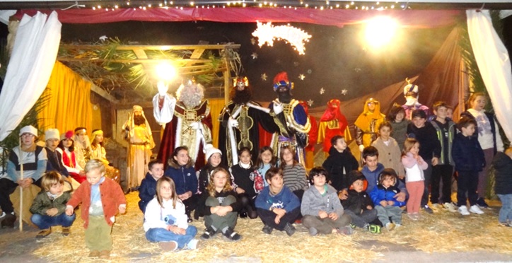 Melchor, Gaspar y Baltasar, en el Beln Viviente de la Plaza del Emigrante, con la mayora de nios presentes.