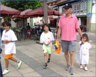 Tres nios, llegando a la Plaza, con la camiseta del da