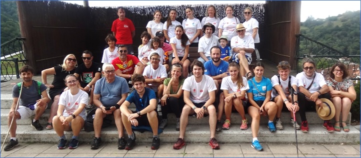 El grupo de reunidos, en el kiosco de la Plaza del Emigrante.