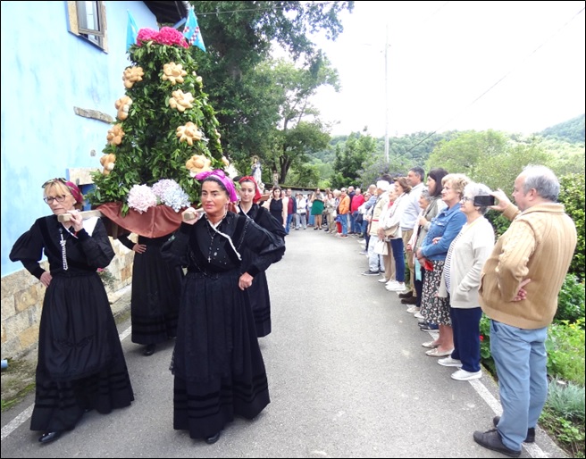 Procesin en Castiellu de  las damas con el Traje Histrico.