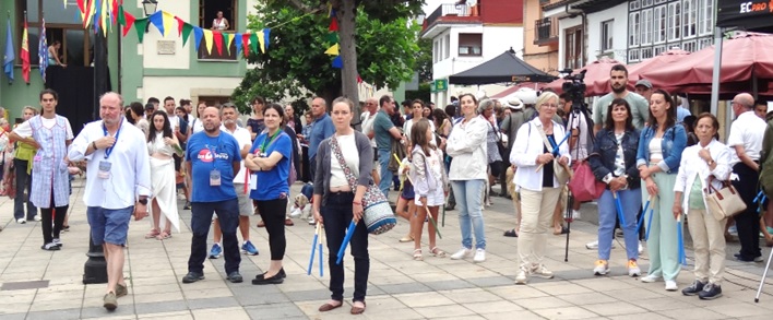 Ambiente previo al comienzo de los actos. La organizacin reparti palitos de colores para hacerlos sonar por el pblico, sobre todo al aplaudir.