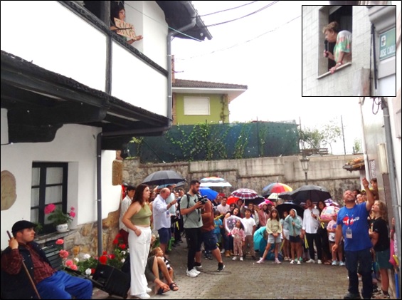 En una parodia de relacin especial, en la calle Jos Carlos Cienfuegos, Candela agradece a su vecina Esther, con un cartel, el que le haya suministrado a travs de la cuerda area que une ambas viviendas un pauelo que necesitaba.