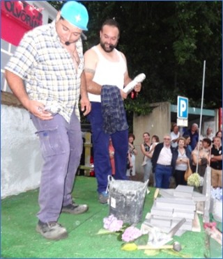 Yoni saca del bolso su bocadillo, nfimo respecto al otro