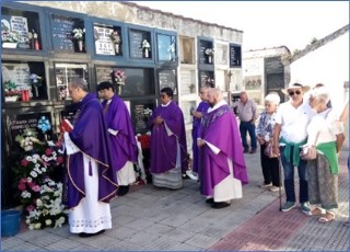 Imagen del sepelio, en el cementerio parroquial de Torazo, con los cinco sacerdotes y, a la derecha (con gafas), su hermano, Paco, y su esposa, Isabel (padres de Pablo). | Foto cedida por Alfonso Llavona Garca