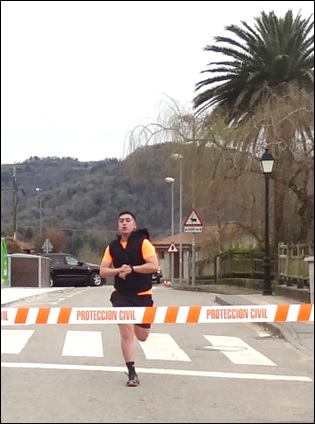 Mario Tresguerres ajustando el reloj a punto de rebasar la banda de meta