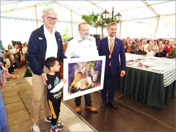 Isidro Martinez recibiendo el cuadro del Festival como ganador del Festival del Arroz con leche profesional