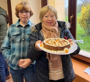 Ana Llera y su nieto Beltrn con la tarta que ganaron en el sorteo