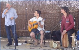 La celebrada actuacin de Lolo Robledo,  acompaado a la guitarra por Diego Parada y al cajn de percusin por Ezequiel Ccaro (de Trescasa).