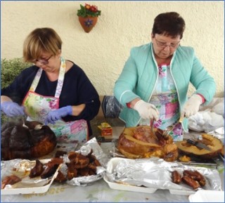 Aurelia Corrales y Esther Surez, en plena tarea.