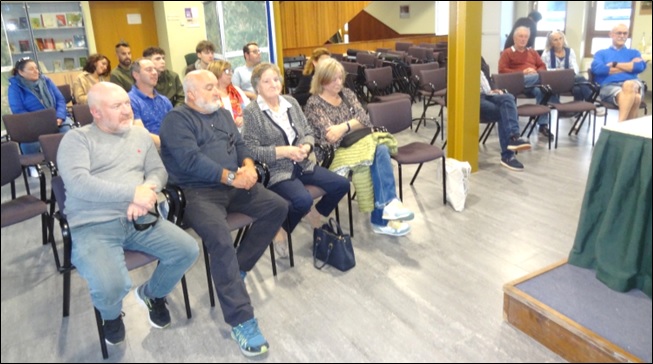 Zona de pblico asistente a la presentacin. En primera fila (tercera y cuarta por la izquierda), la madre y la hermana del autor, que se explica en la imagen de la pgina siguiente junto a la concejala, Mercedes Iglesias.