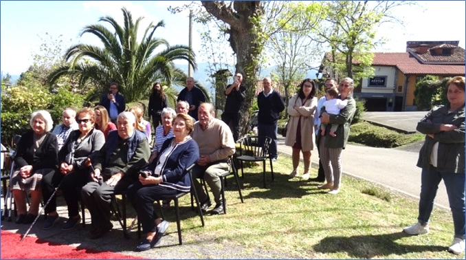 Vecinos presentes en el momento central del acto