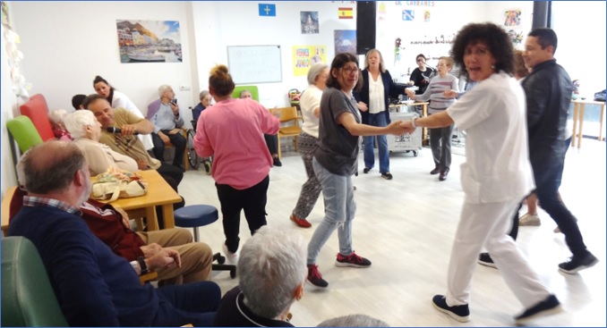 Corro formado, el da de la fiesta, con residentes y allegados.