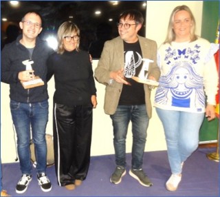 Los galardonados con Ana y Beatriz Lloris, tras entregarles stas el Premio.