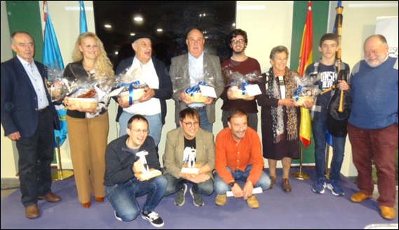 Pose de todos los intervinientes, con Jos ngel Garca (a la derecha) y William Lloris (agachado, junto a Ambs); y con cestas de productos de Cabranes, obsequio del Ayuntamiento. La organizacin tambin agradeci la colaboracin de la Hostera de Torazo