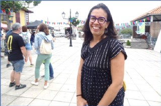 Marta dando un paseo por la Plaza del Emigrante