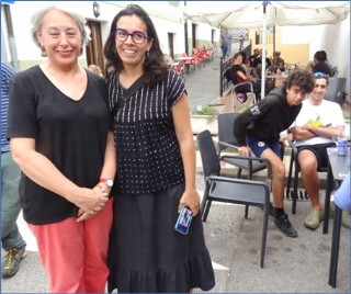 Con su madre, Beln; su primo, Roberto (hijo de su to, Santos, sentado, a la derecha), en la terraza lateral de Casa Surez, en Santa Eulalia.