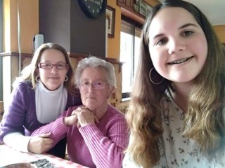 Con su hija y su nieta, en el bar de El Llano, hace siete aos. | Fotos gentileza de la familia.