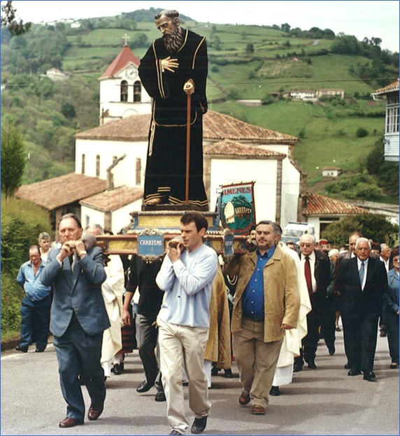 Ramn, primero por la izquierda, llevando el Santo.