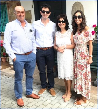 Con su familia (Alberto, Mara Dolores y Sofa), ante su casa, en la calle Jos Carlos Cienfuegos, de Santa Eulalia. | Foto cedida.