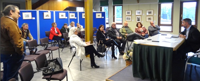 Pleno del 8 de abril, con el Alcalde explicando a los corporativos y, en la zona de pblico (de izquierda a derecha) a Santos Monestina, Jos Antonio Alonso (ex Alcalde), Mari Juli Lpez, Margarita Vallejo, Rosa Pili Labra y Eva Baranda.