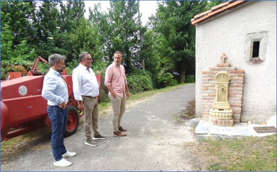 Alcalde, Presidente de la Parroquia Rural y Director general ante la fuente recientemente habilitada y adosada a la pared de la iglesia