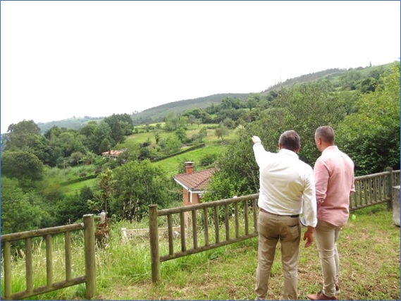 El monte Arbazal, principal fuente de riqueza de la Parroquia Rural, era enseado por el Presidente de la misma, Humberto Vigil, al Director General de Cooperacin Local , Jorge Olmo, el 24 de julio ltimo. | EL ECO, Archivo