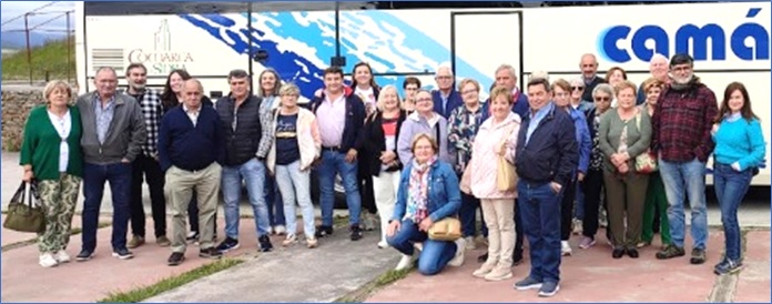 Los excursionistas de Amigos de Pandenes posando delante del autocar