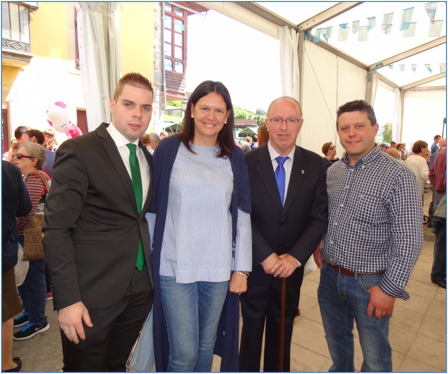 Susana Lpez Ares en el recinto de la carpa, con Alejandro Casquero (presidente de la agrupacin local); el concejal cabrans, Jos Manuel Llera; y el militante de Villaviciosa, Borja Garca./ Foto: EL ECO