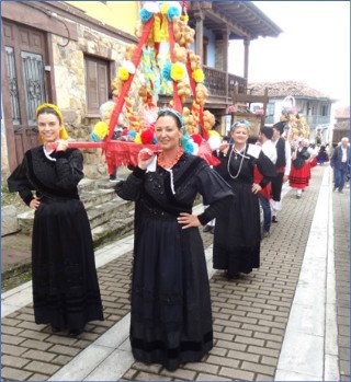 Damas con el traje Histrico de Cabranes