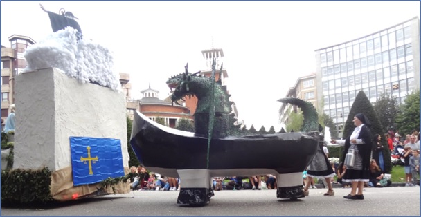 El  Culebre, sobre una enorme madrea, en la Plaza de Amrica.