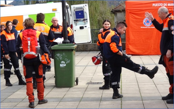 En esta foto, y en la de la pgina 21, jornada de simulacro celebrada en Santa Eulalia y entorno por Proteccin Civil de Cabranes, de Oviedo y de la Comarca del Eo, en 2023. | Fotos: EL ECO, Archivo