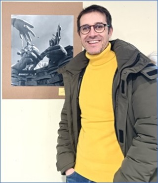 El autor de la fotografa (Alfonso Dosuna), junto a la misma, en la exposicin de Santa Eulalia el da que recibi el premio. | Ayuntamiento de Cabranes