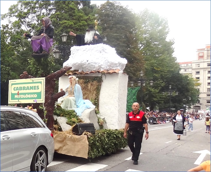 La Bruja, la Xana y el Nuberu saludando al pblico en la calle Marqus de Santa Cruz; detrs, con lechera, un personaje costumbrista. | Fotos: EL ECO