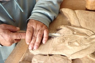 `Tallando`,de Patricia Blanco Gonzlez (de Santa Eulalia). Primer plano de manos trabajando la madera con una gubia.