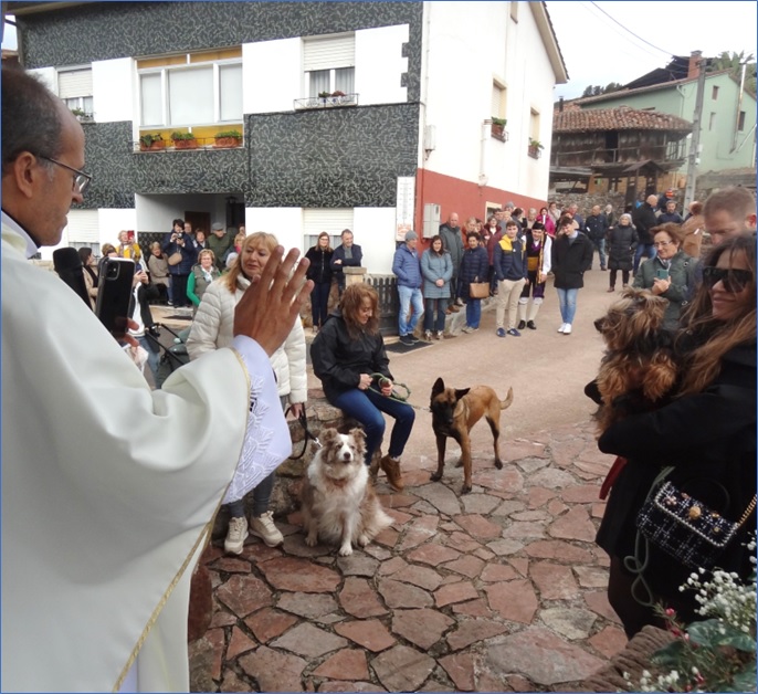 El padre Israel, en el momento de la bendicin de mascotas, ante vecinos de Los Villares, Pruneda y otros pueblos.