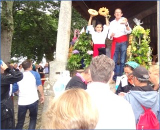 Manuel Angel Barcena con su nieto subastando