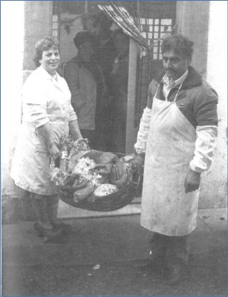 Petri, con su esposo, Fernando, mostrando una esplndida cesta de Navidad que Carnicera Llavona rif entre sus clientes para el fin de ao de 1985. | EL ECO, Archivo