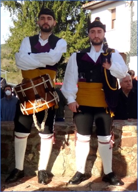 Csar y Yago (ste, con el soplete en la mano); y ambos, con el traje asturiano genrico de la zona central (sin ornamentacin de azabache).